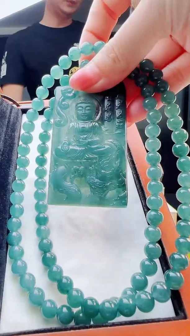 翡翠未镶嵌颈饰多样性发货其中一件