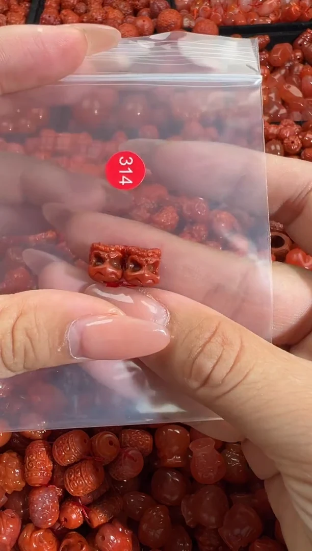南红玛瑙未镶嵌颈饰1