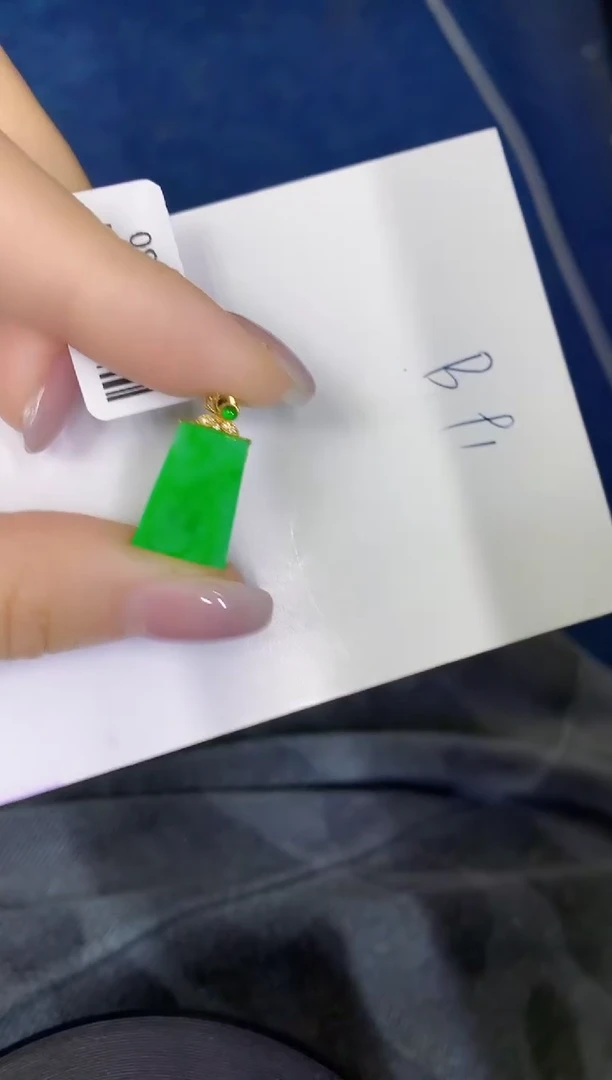 颈饰18K金镶嵌翡翠缅甸天然翡翠A货