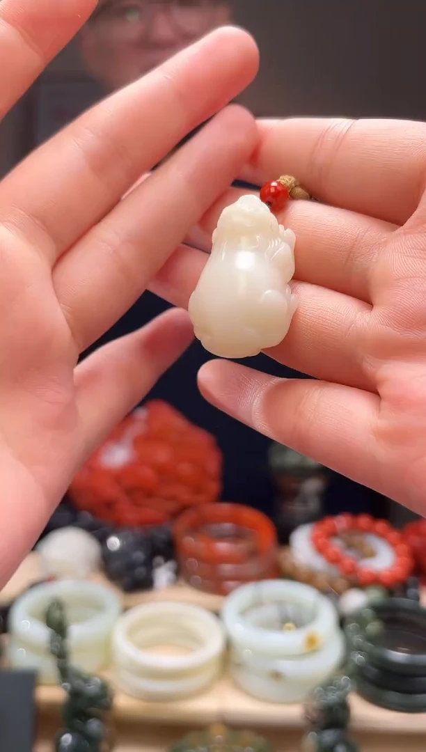 颈饰未镶嵌和田玉吊坠