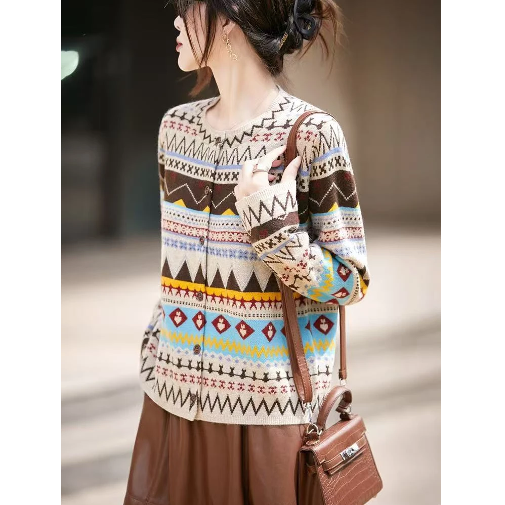 25年秋冬新款浣熊绒重工提花圆领时尚长袖印花针织衫