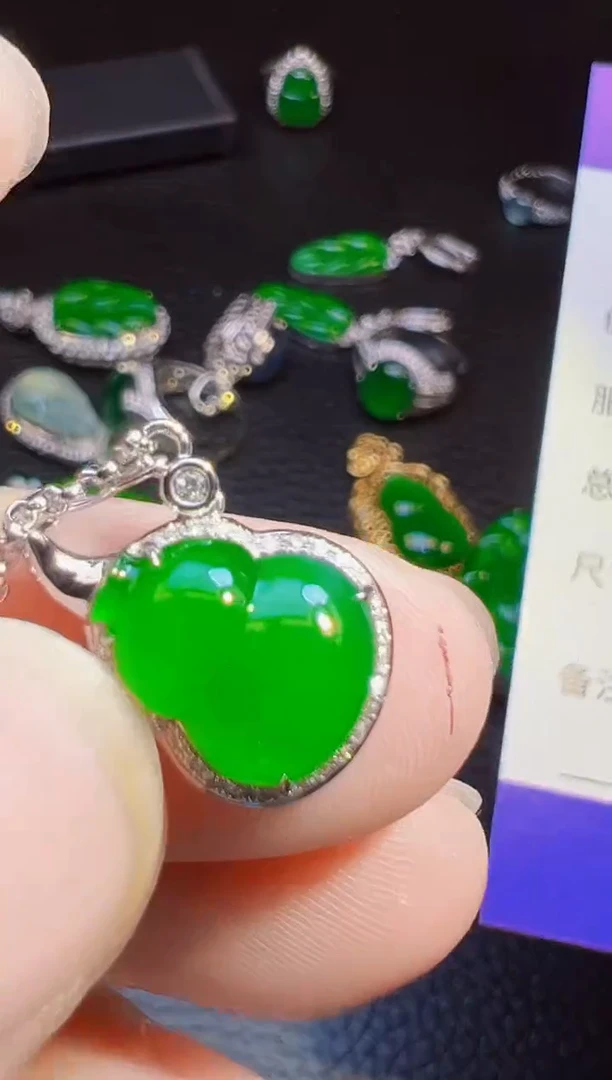 颈饰18K金镶嵌翡翠w****n翡翠