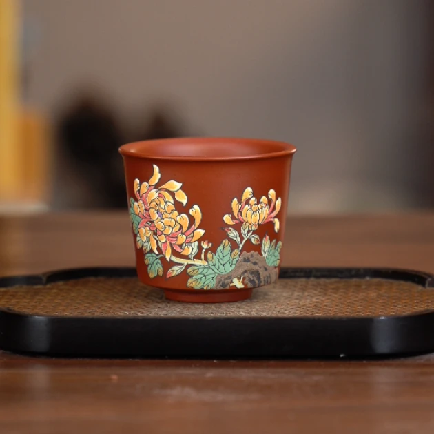 7251宜兴紫砂茶具大红袍捂灰泥料堆绘菊花主人杯150cc左右 FSY