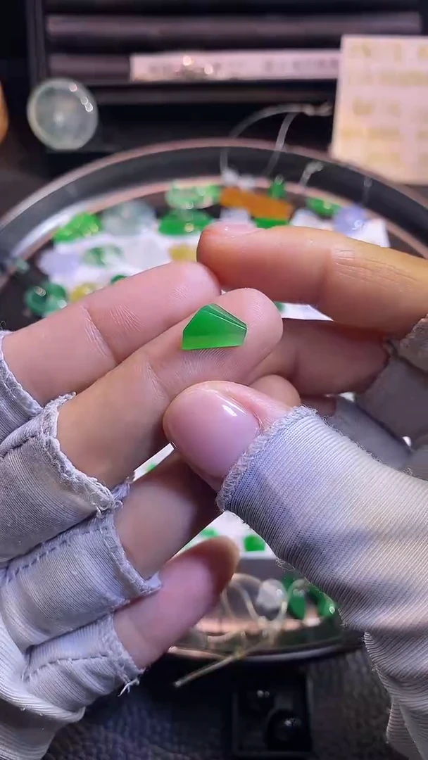 翡翠挂件未镶嵌切割