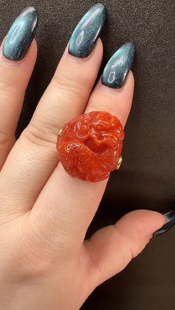 颈饰未镶嵌南红玛瑙戒指