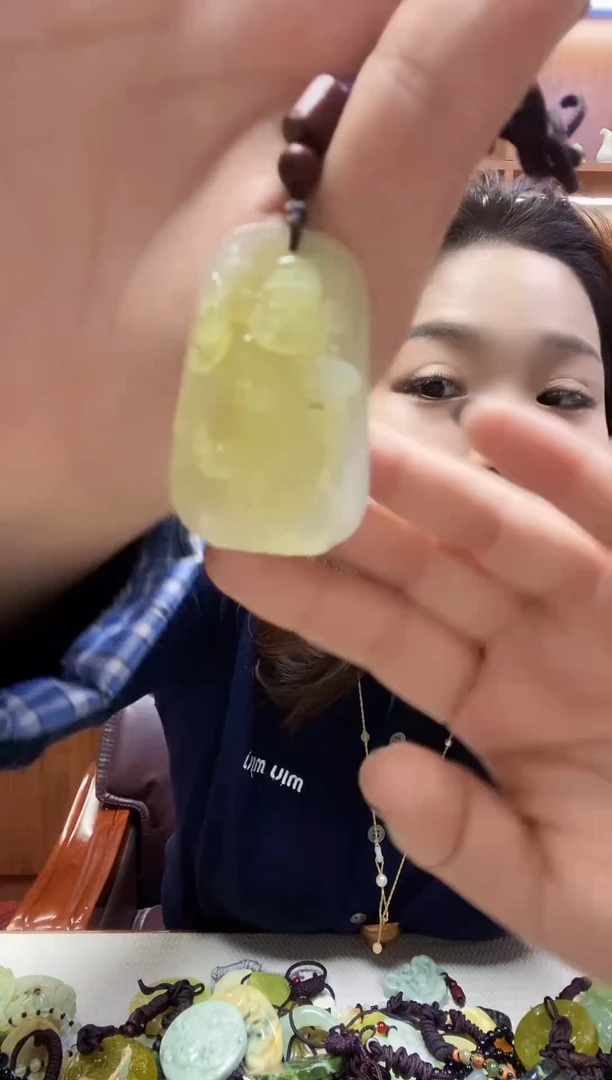 未镶嵌蛇纹石玉吊坠