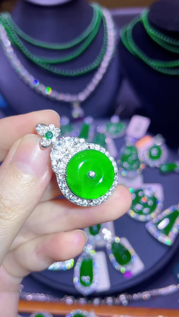 颈饰未镶嵌翡翠天然A货翡翠