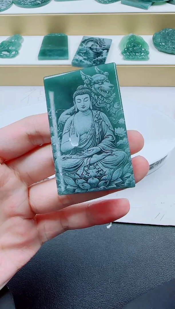 翡翠未镶嵌颈饰狗本命佛