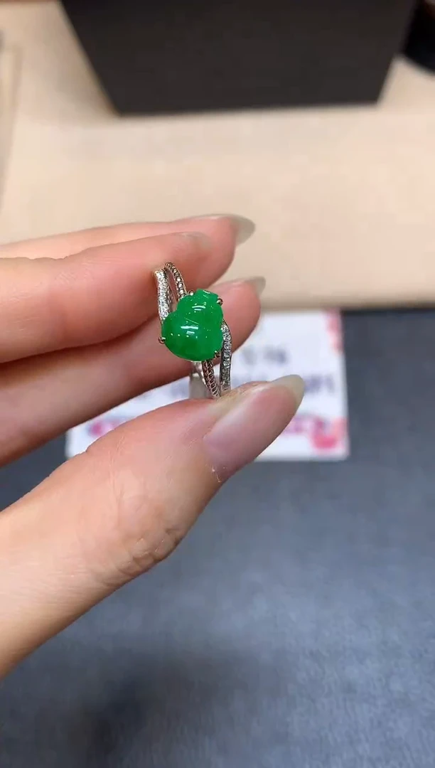 18K金镶嵌戒指翡翠【无鉴赏期】葫芦【无服务费