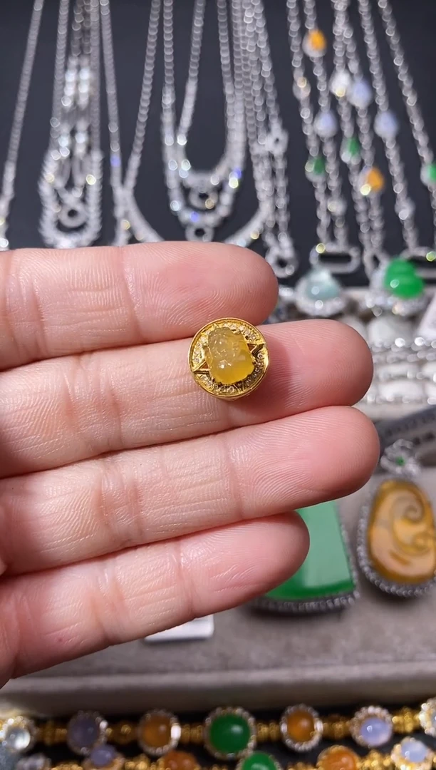 颈饰18K金镶嵌翡翠吊坠