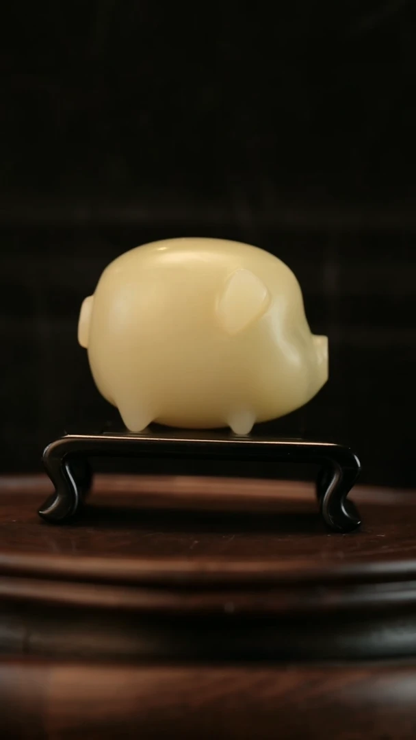 云南石竹叶青雕刻：可爱猪