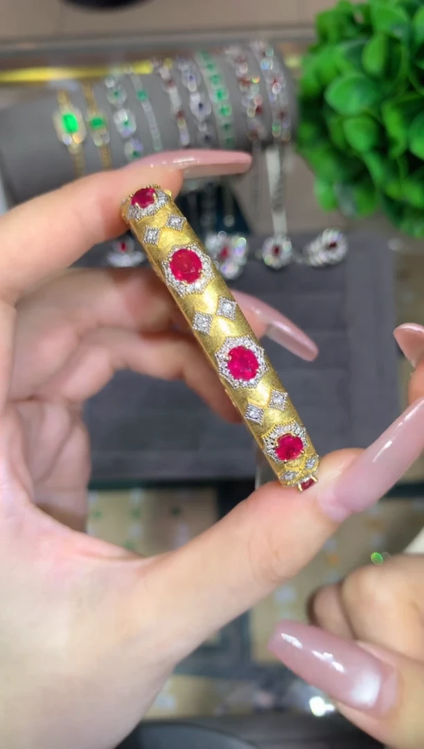 18K金镶嵌手镯红宝石2.5CT