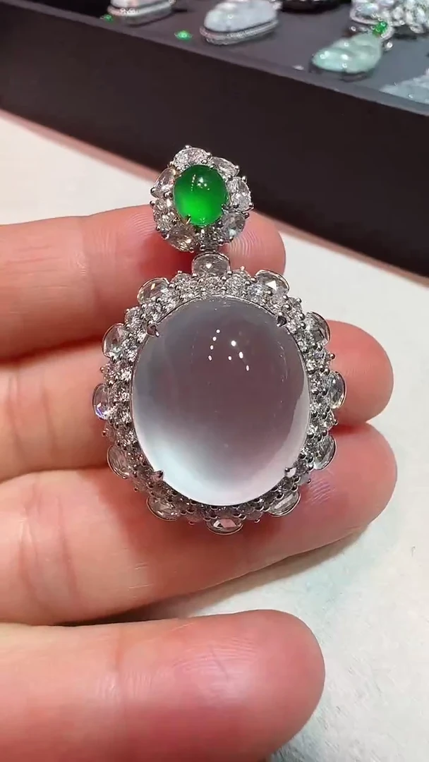 【闪购商品】翡翠颈饰18K金镶嵌蛋坠