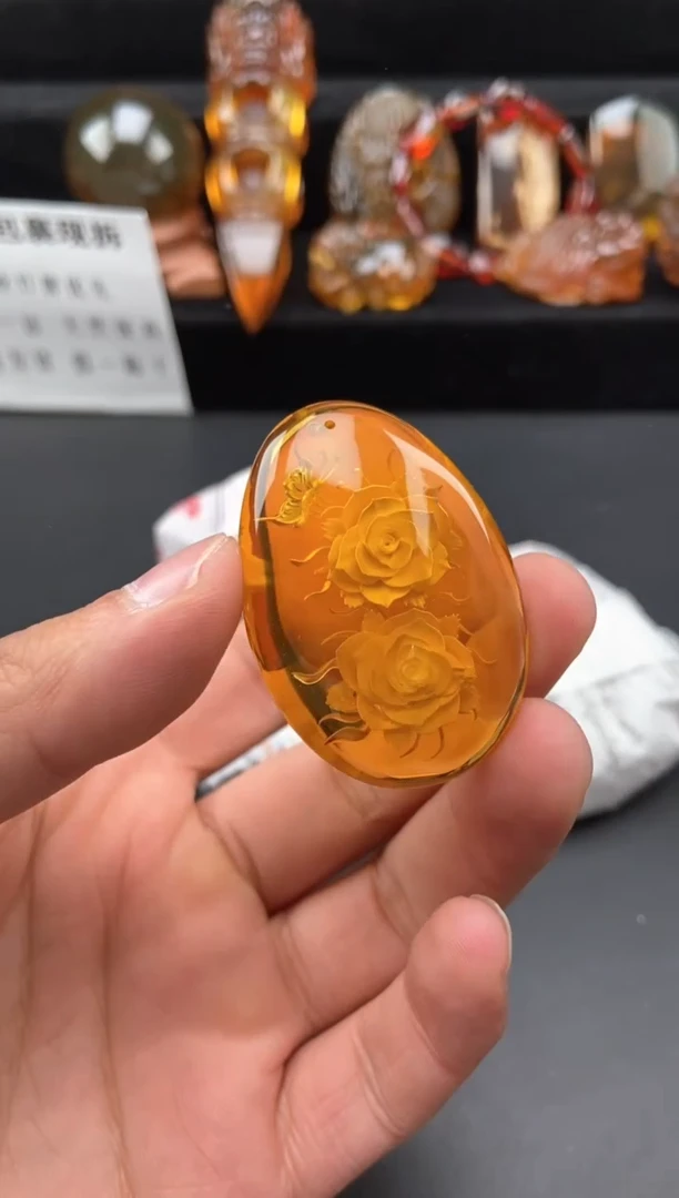 【闪购商品】琥珀颈饰未镶嵌阴雕蝶恋花吊坠