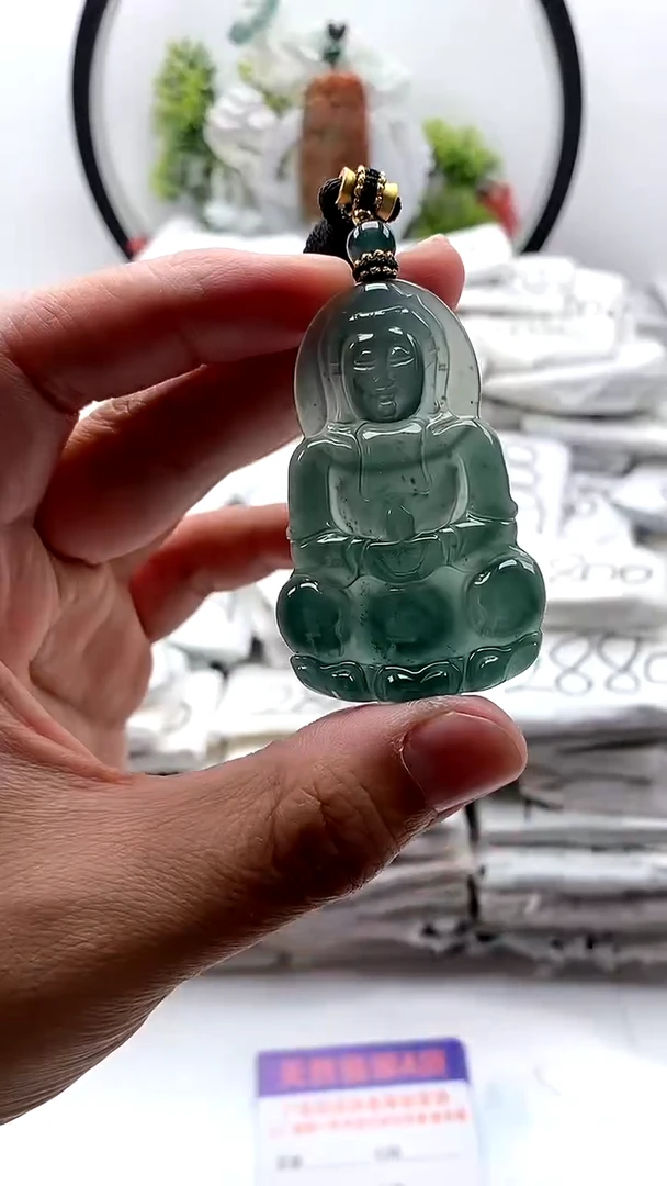 翡翠未镶嵌颈饰观音