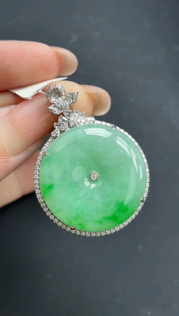 颈饰18K金镶嵌翡翠平安扣