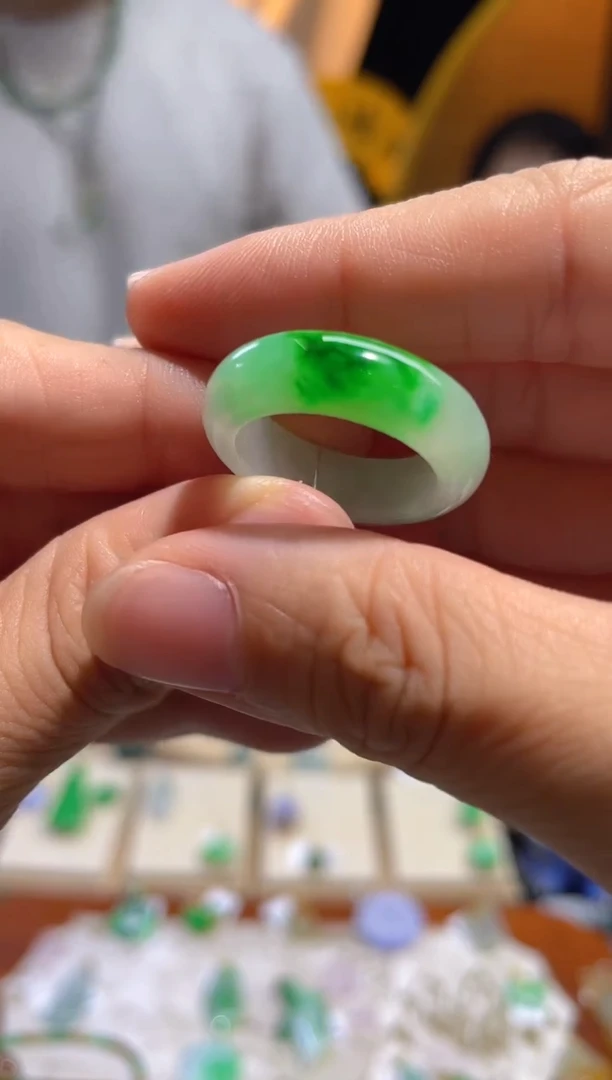 翡翠未镶嵌颈饰?****?指环17圈口