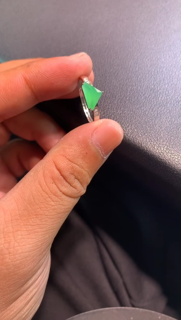 【闪购商品】翡翠颈饰18K金镶嵌戒指
