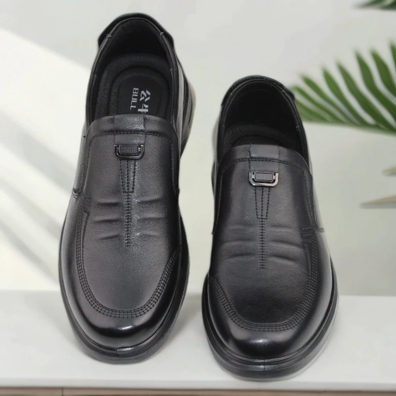 二哥2025全真皮上等头层牛皮舒适透气软底一脚蹬爆款男士皮鞋9909