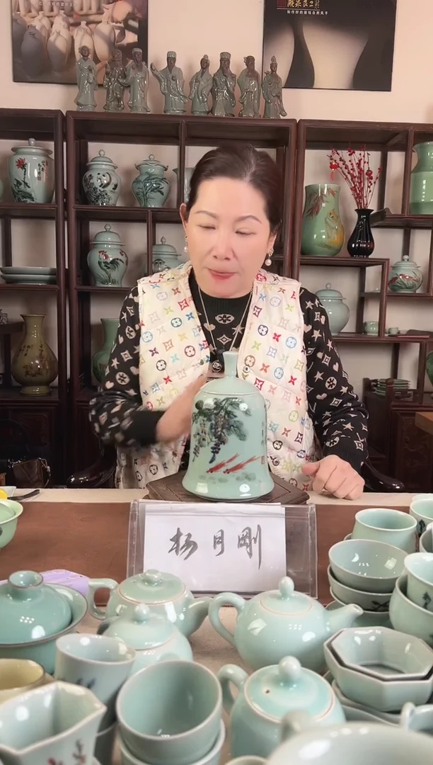 釉中彩 紫罗兰画 盖罐L