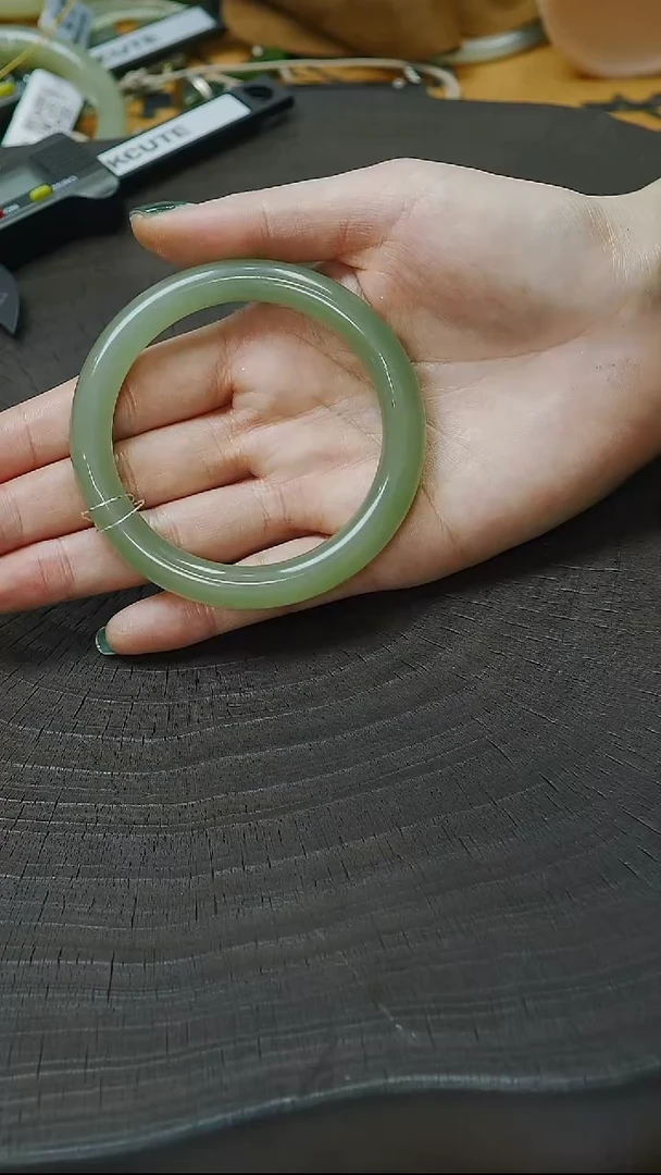 未镶嵌手镯和田玉59圈口  湖水绿圆手镯