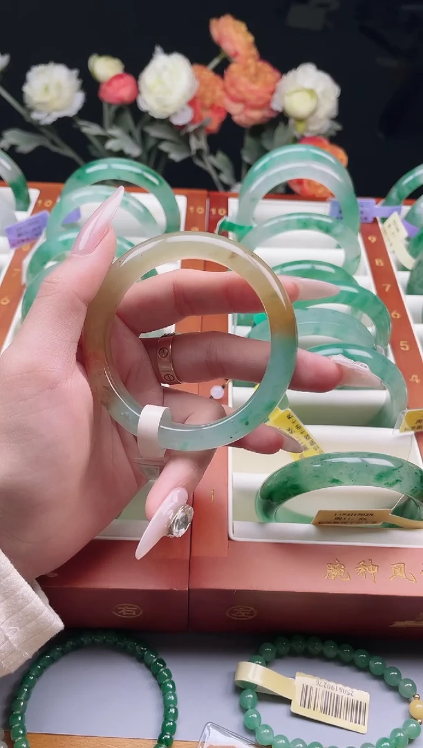 未镶嵌手镯石英质玉（非洲翠）手镯