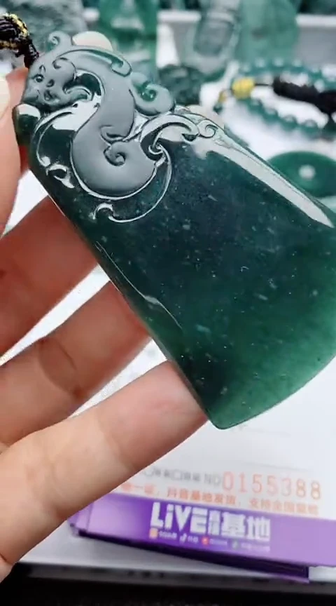 翡翠未镶嵌颈饰
