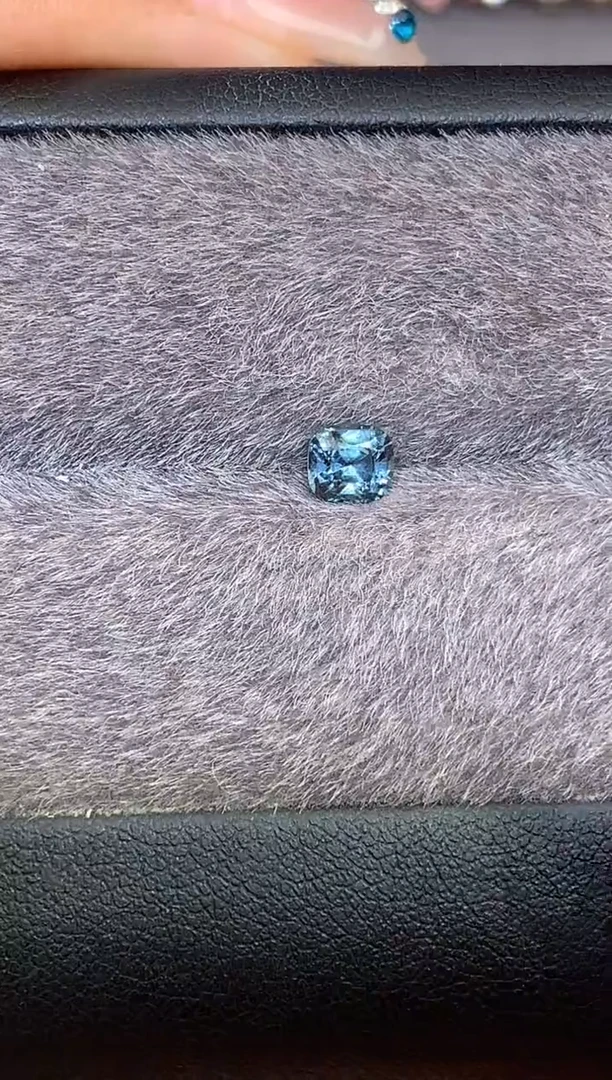 裸石尖晶石枕型 蓝色调 0.57ct