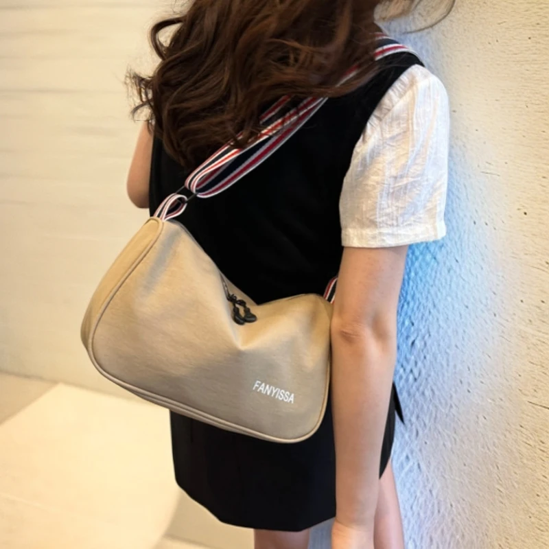 高级感洋气枕头包帆布包女大容量2025新款夏天百搭宽带单肩斜挎包