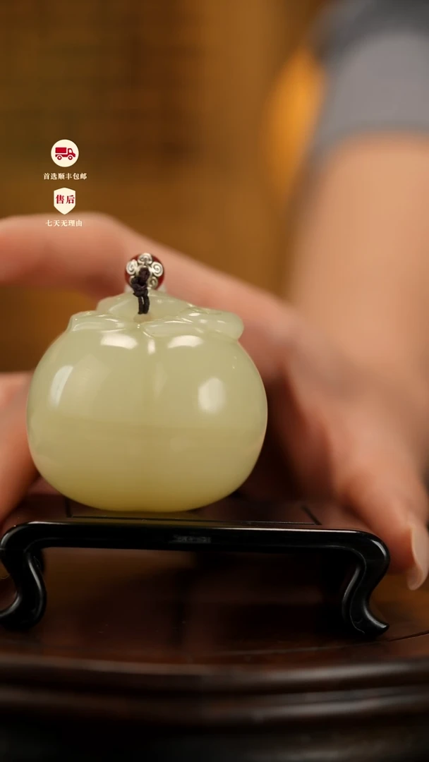 云南石竹叶青雕刻：柿柿如意手把件