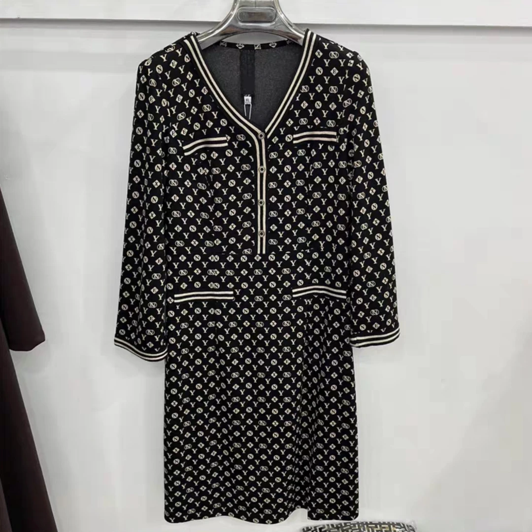 Q1048 2025新款秋季女装V领长袖大码打底显瘦连衣裙D10