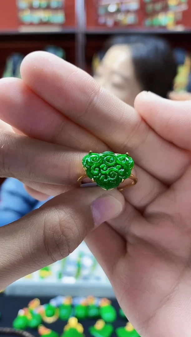 颈饰未镶嵌翡翠戒指