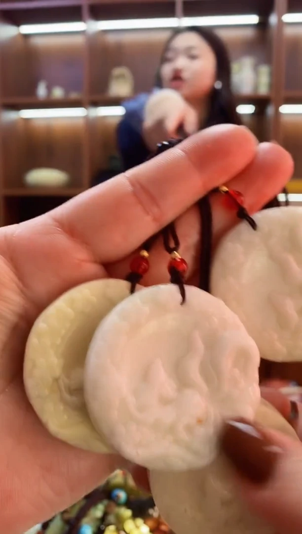 未镶嵌蛇纹石玉吊坠多样性发其中之一