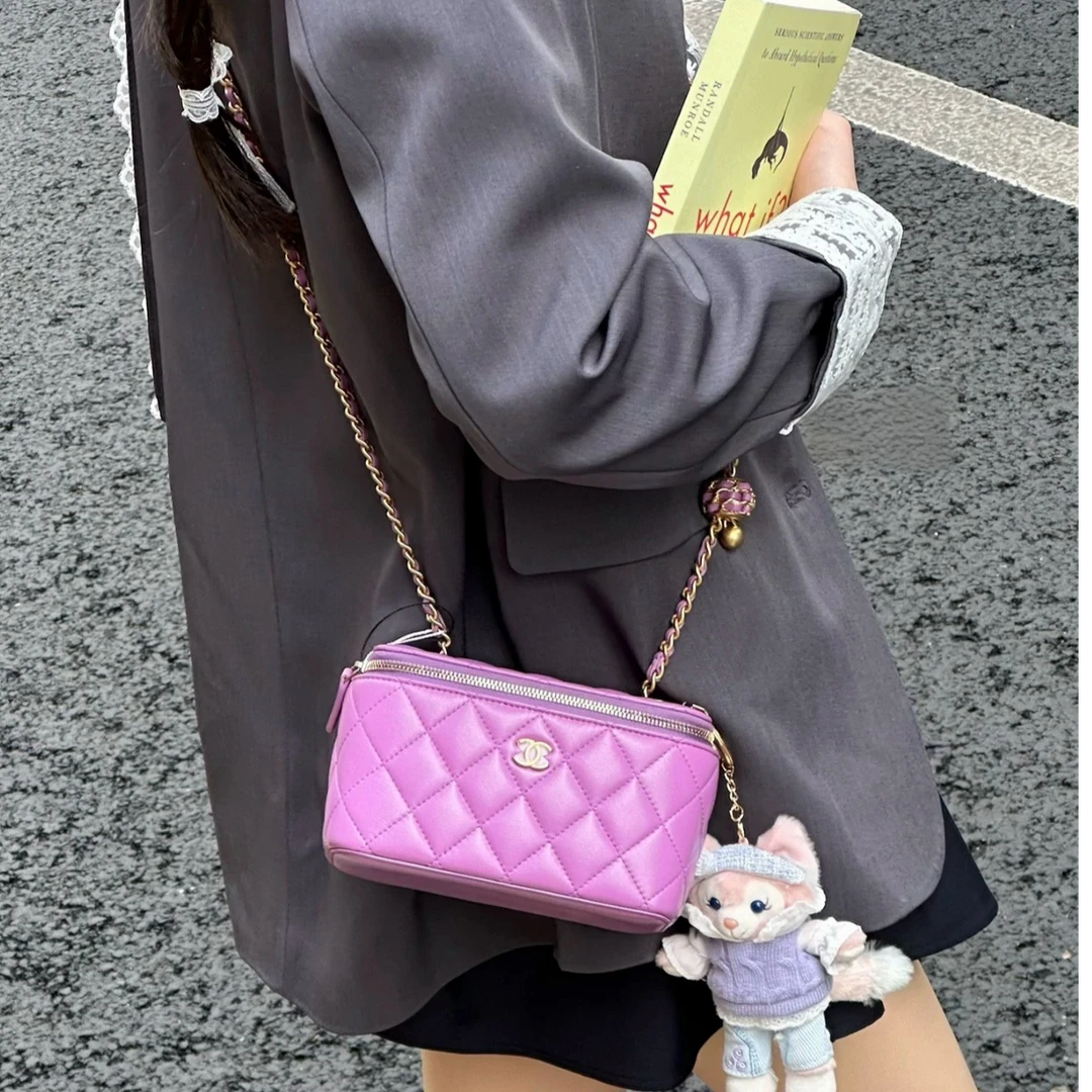 95新 Chanel/香奈儿 展会外场！紫色核桃金球长盒子包