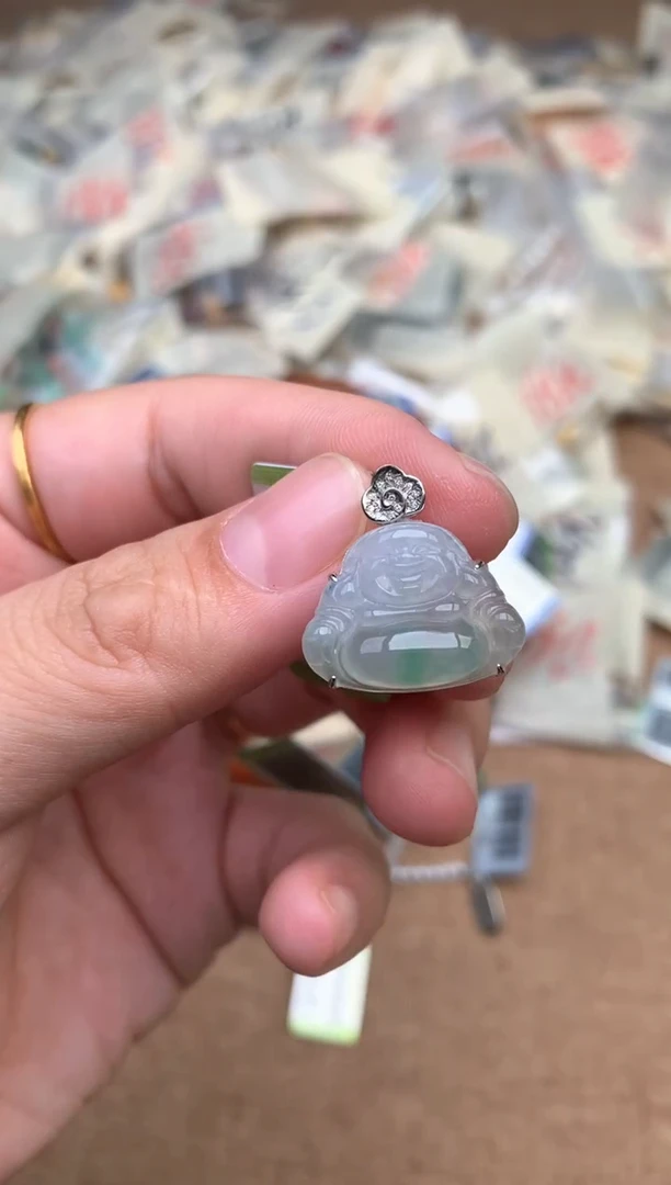 18K金镶嵌挂件翡翠一