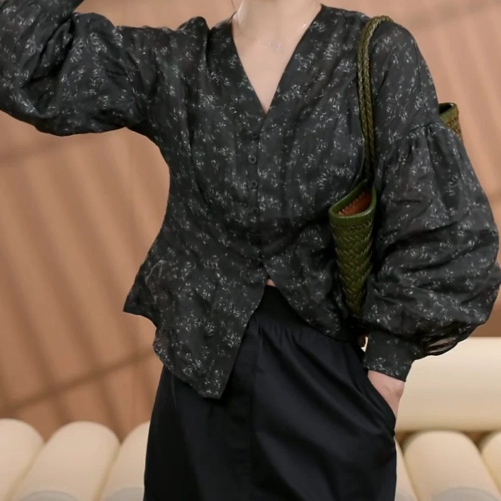 2025"温莎小姐"夏季褶皱V领小众碎花上衣衬衫百搭韩版时尚长袖