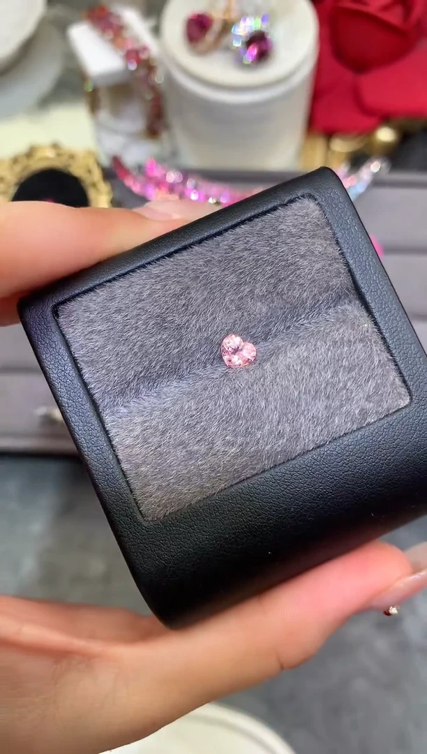 未镶嵌裸石定制尖晶石心形 香槟色调 0.68ct