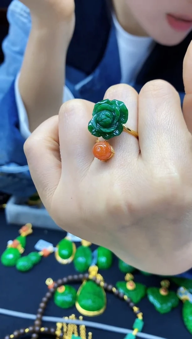 颈饰未镶嵌翡翠戒指