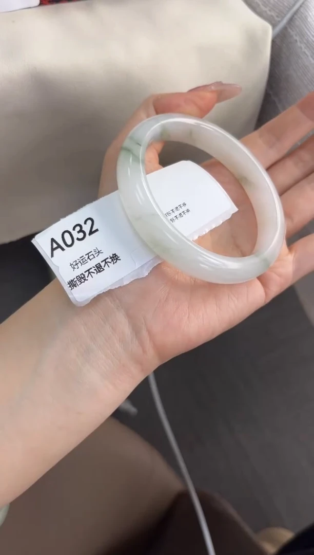 未镶嵌手镯石英质玉微瑕032