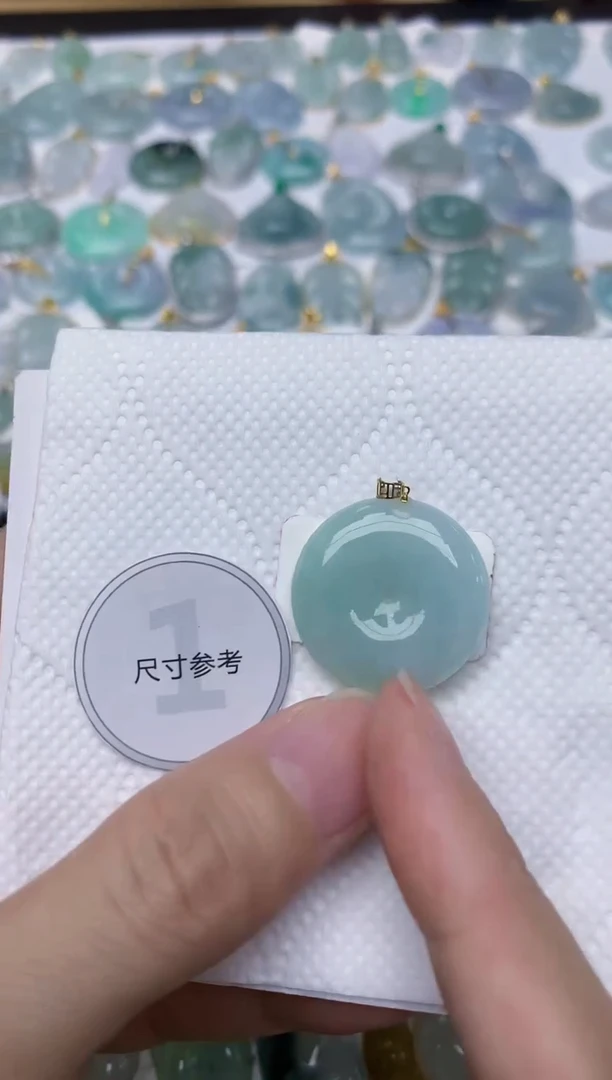 颈饰18K金镶嵌翡翠天然A货翡翠