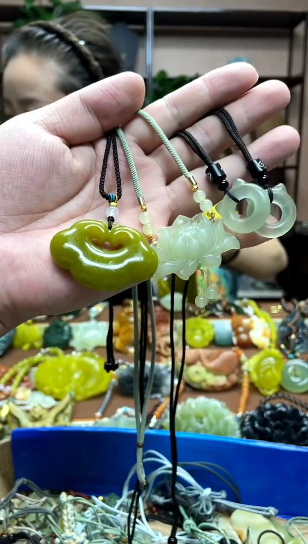 未镶嵌岫玉颈饰·