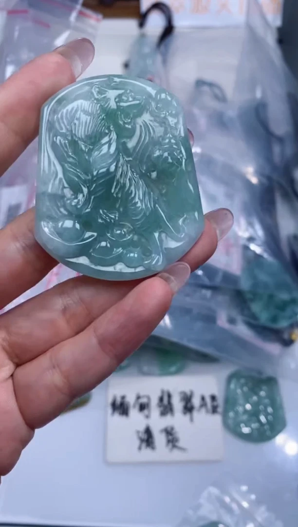 颈饰未镶嵌翡翠吊坠