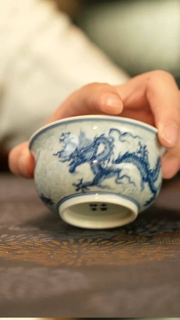 仿明青花淡海水深龙纹炉式