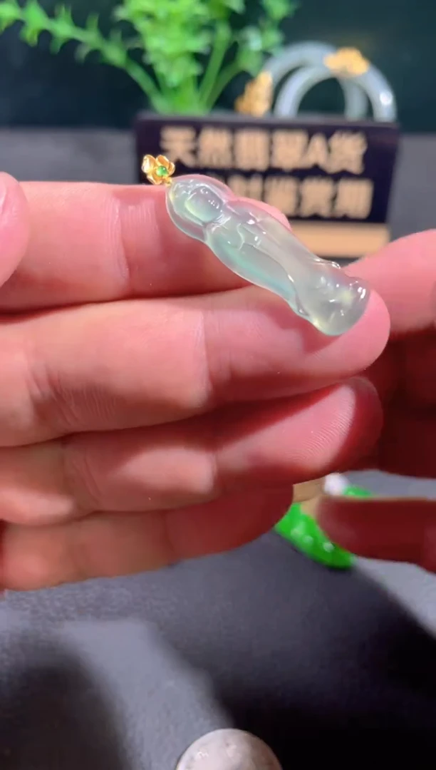 翡翠18K金镶嵌颈饰翡翠