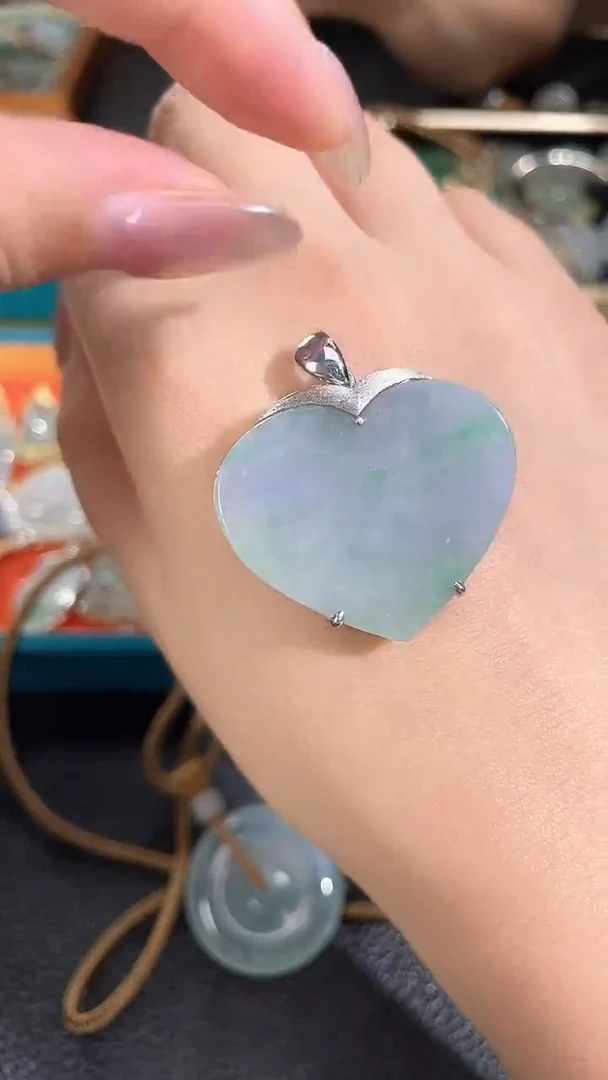 颈饰银S925镶嵌翡翠2026123101多样性发一