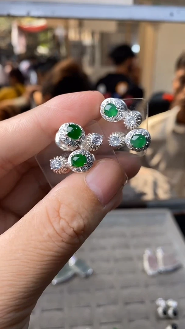 【闪购商品】定制翡翠未镶嵌满绿耳钉