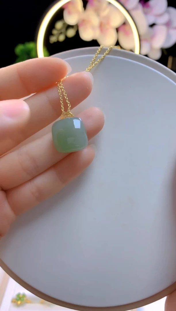 和田玉18K金镶嵌吊坠(赠链)方糖