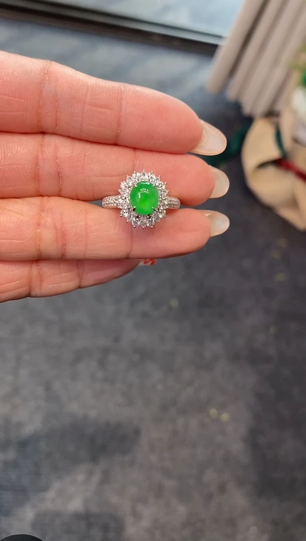 18K金镶嵌戒指翡翠蛋面