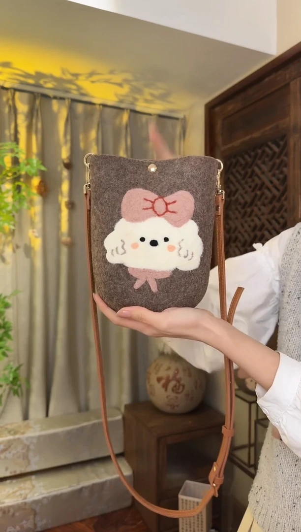 羊毛非遗纯手工包  手机包小狗