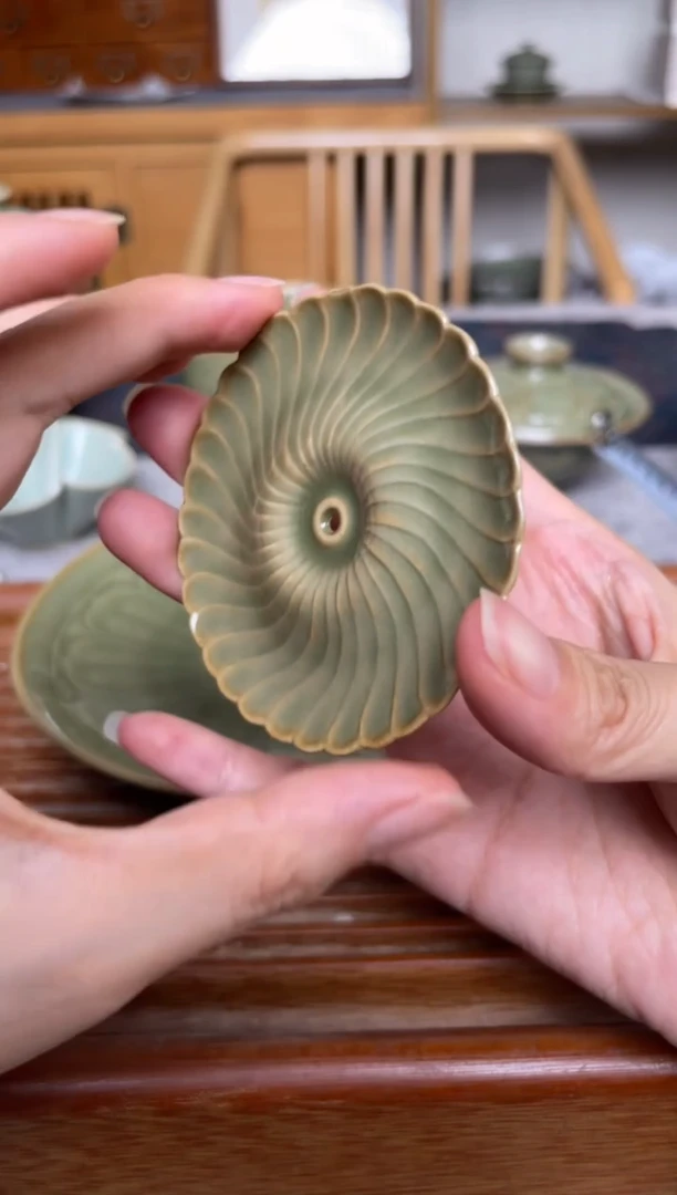 其他耀州窑橄榄绿香插 微瑕
